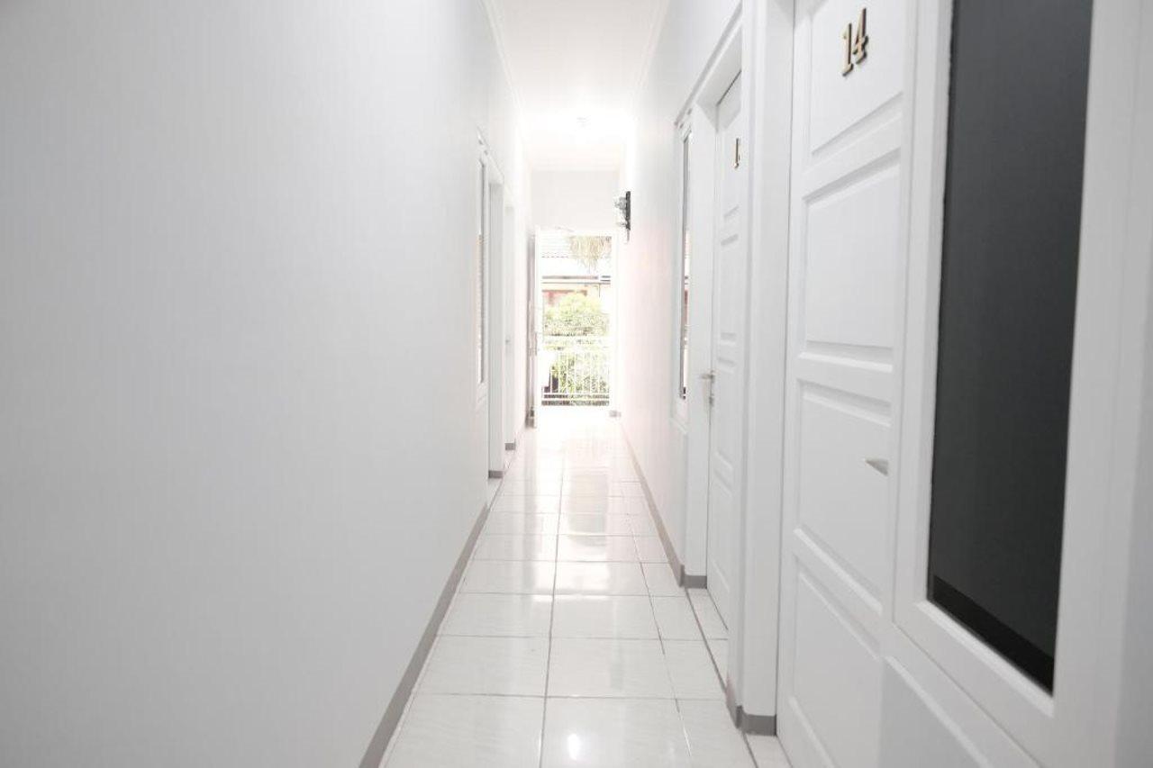 Reddoorz Syariah Near Siloam Hospital Kebon Jeruk Hotel Jakarta Exterior photo