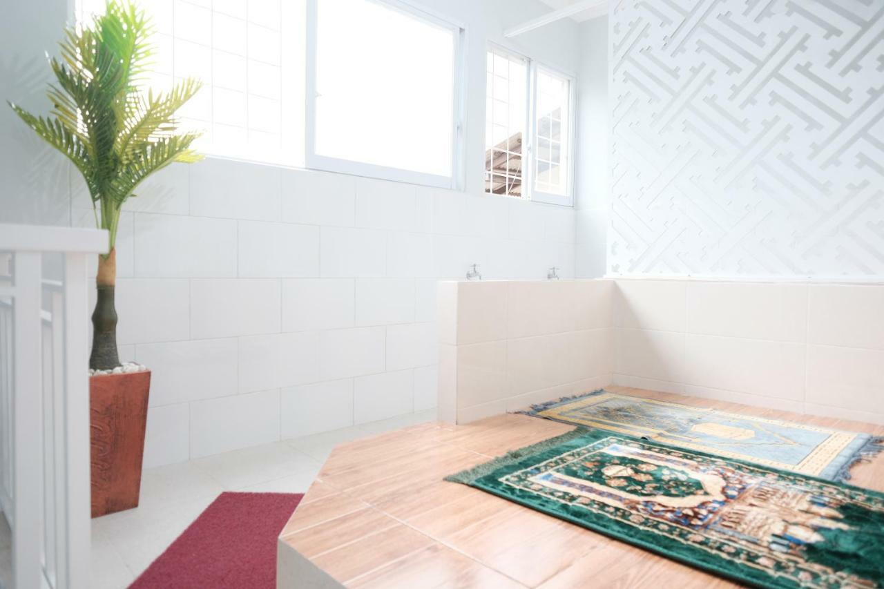 Reddoorz Syariah Near Siloam Hospital Kebon Jeruk Hotel Jakarta Exterior photo